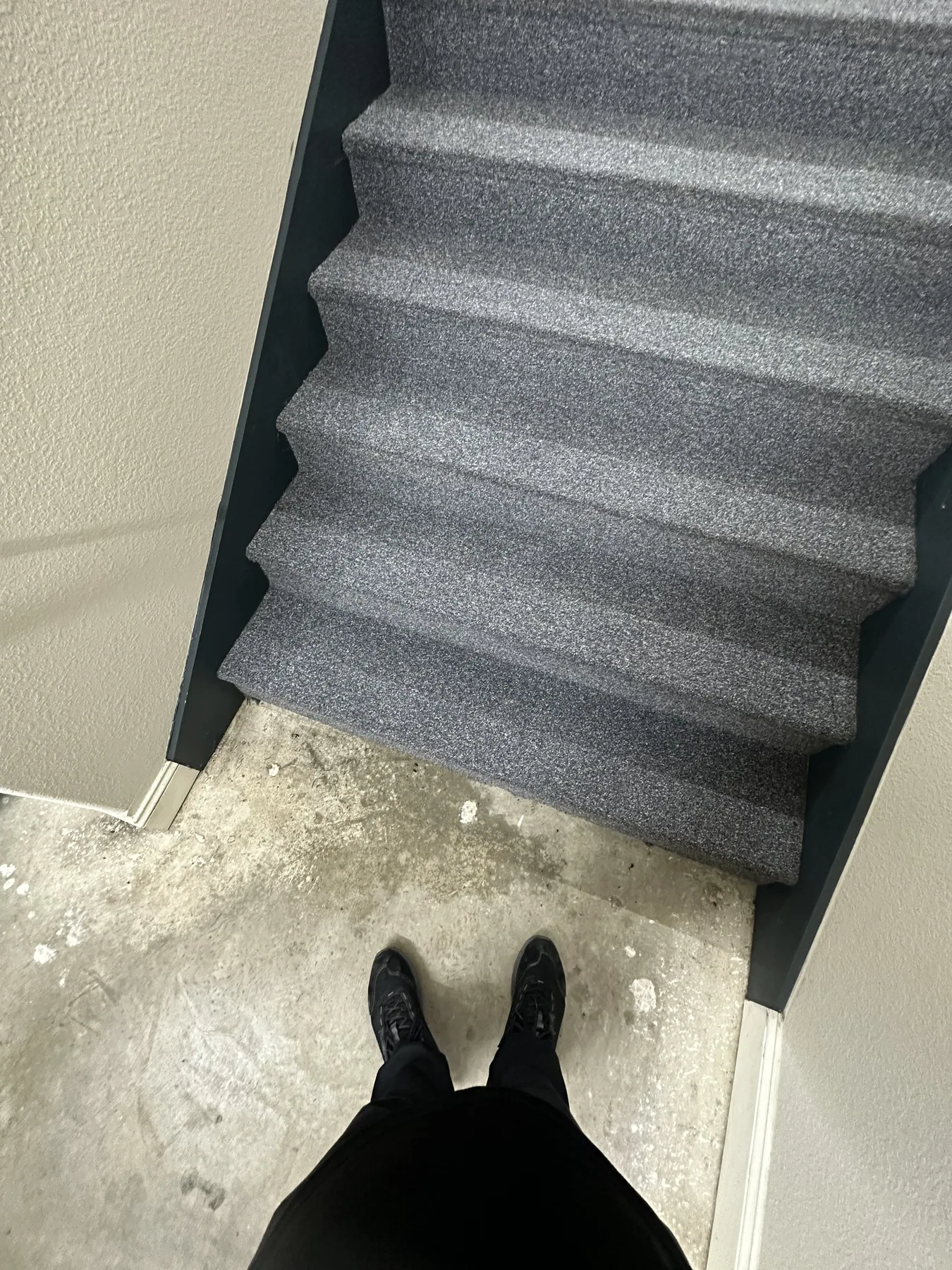 Same stairwell landing carpet clean and uniform after cleaning